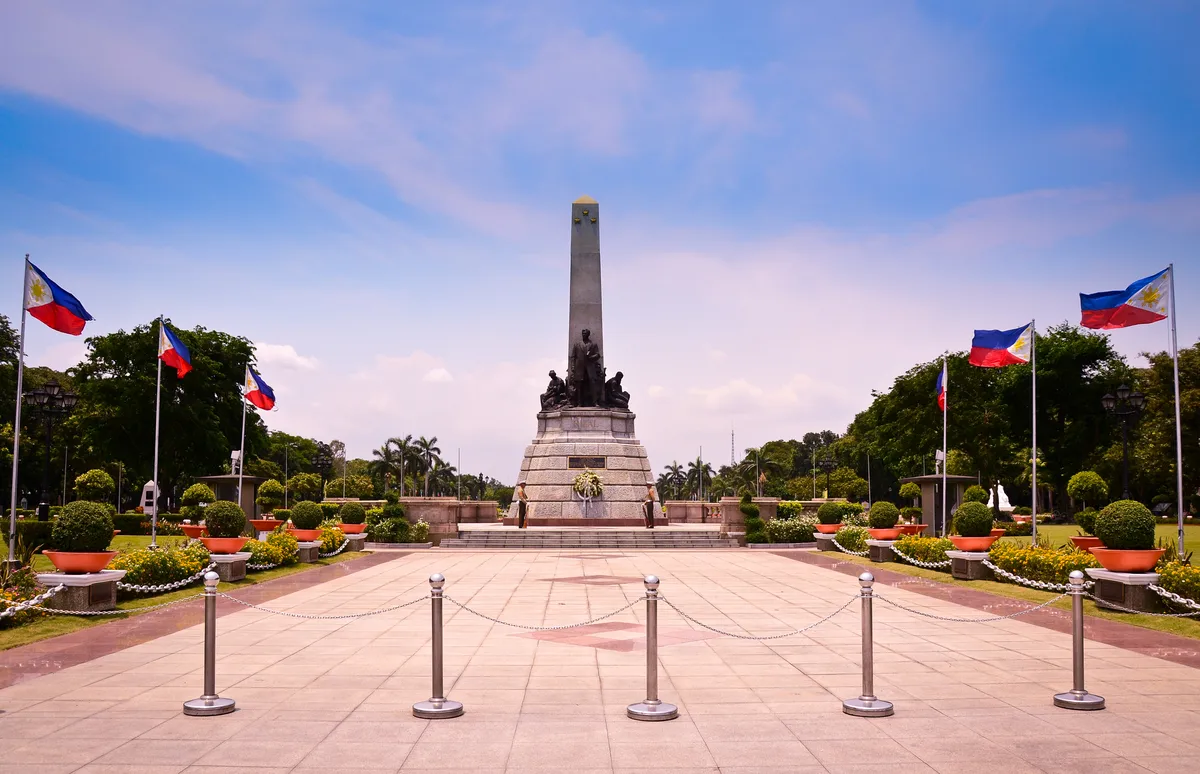 Manila Old and New Sightseeing Tour Including Intramuros, Fort Santiago, and San Agustin Church