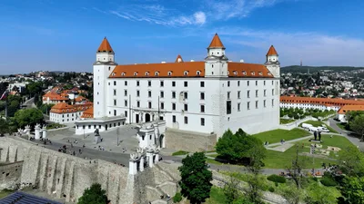 Bratislava tour with castle, cathedral, statues, bonuses, 3€ + tip, kids free