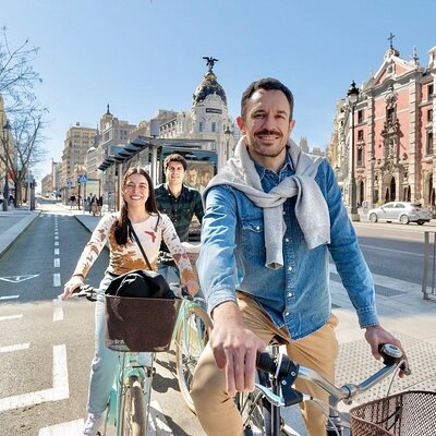 Explore Madrid by bike taking photos with Benja
