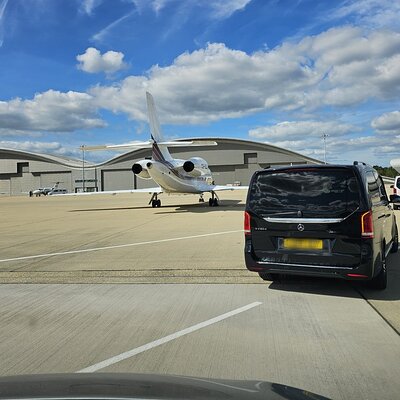 Private limo transfers Gatwick Airport to/from any London hotel