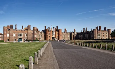 Private Guided Tour of Hampton Court Palace in London