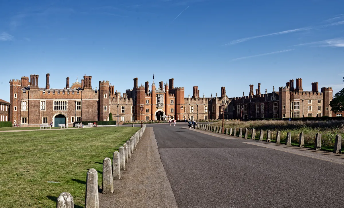 Private Guided Tour of Hampton Court Palace in London