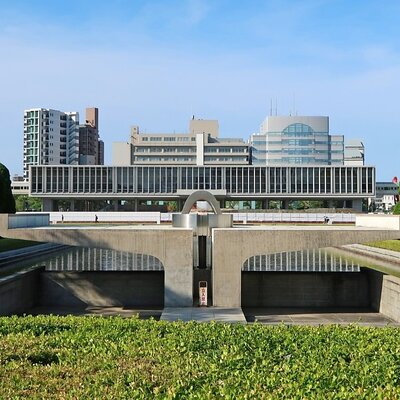 Hiroshima Peace Memorial Park & Hiroshima Castle: A Scenic Walk