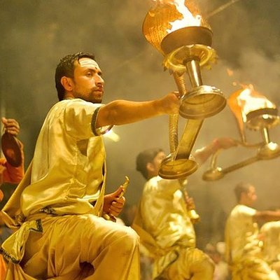 Varanasi:Sunrise tour with Ganga aarti, Akhada visit, Ancient stepwell & Breakfast