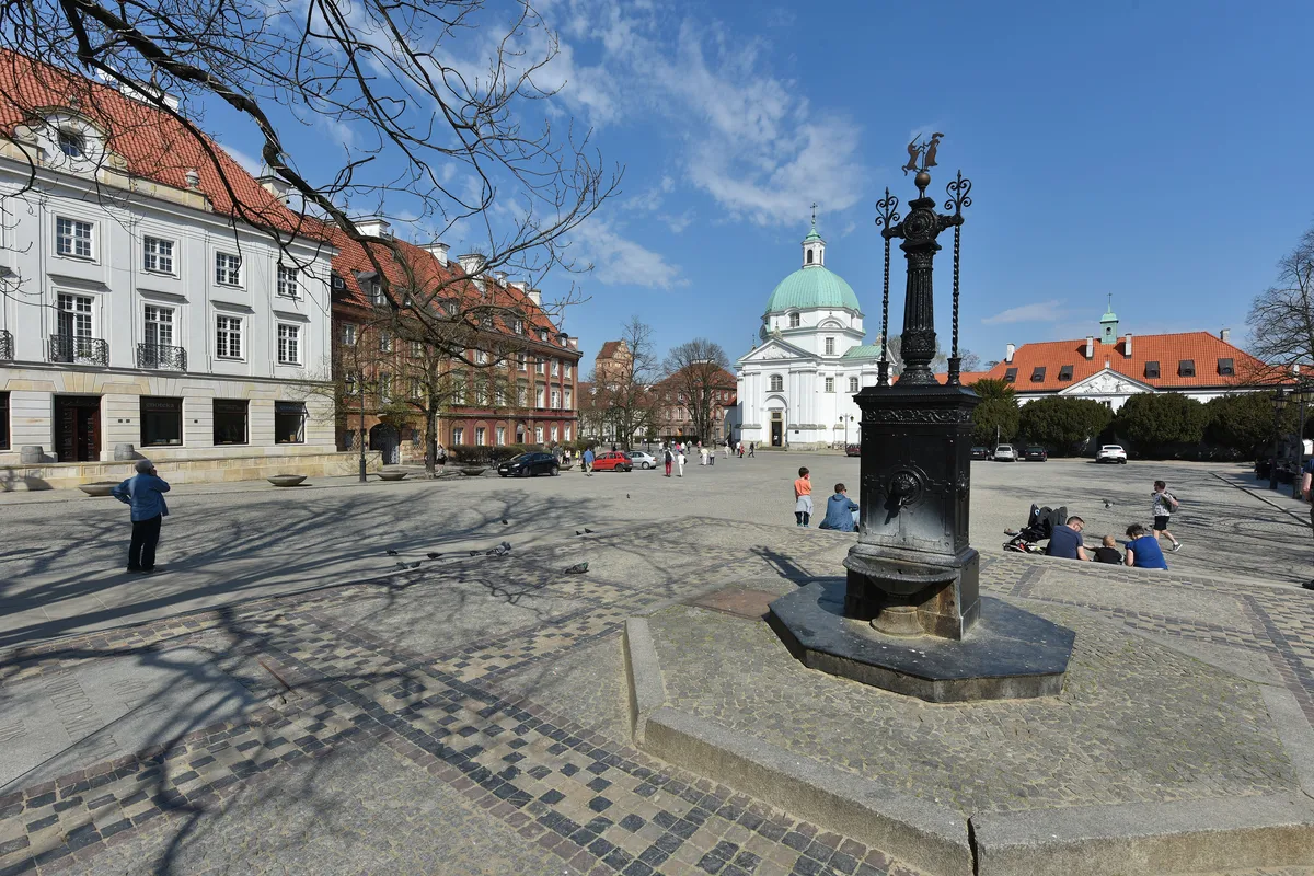 Private Historical Tour of Warsaw by Retro Fiat 125p with Pickup