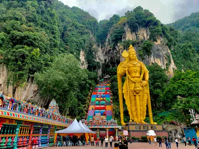 Half-Day Cultural Tour in Kuala Lumpur Including Batu Caves, Thean Hou Temple & National Mosque