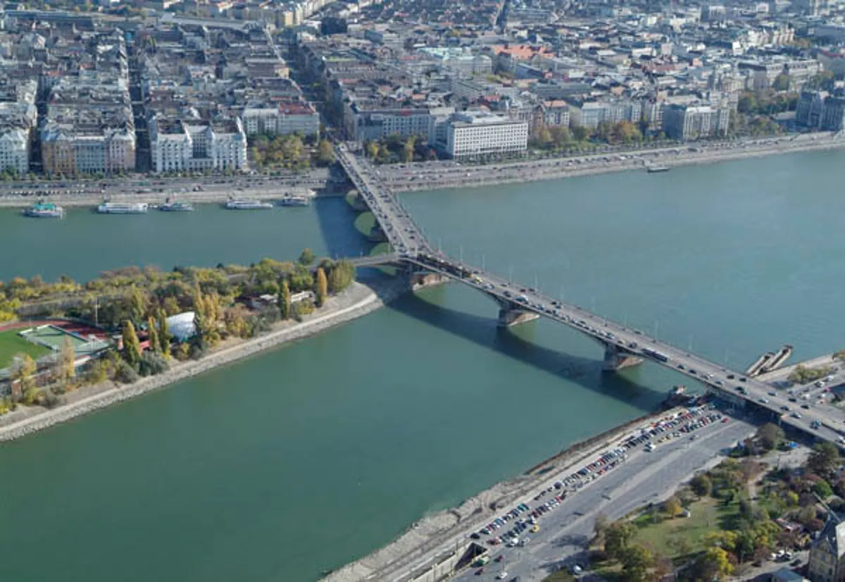 Budapest 1-Hour Highlights Boat Cruise with Welcome Drink