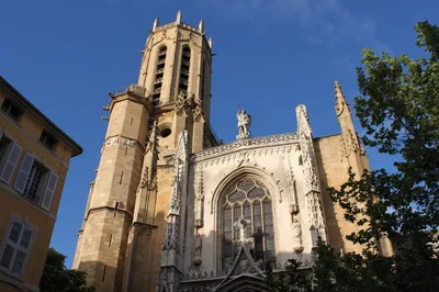 Luberon Villages and Market Day Trip from Aix-en-Provence: Gordes, Roussillon & Lourmarin