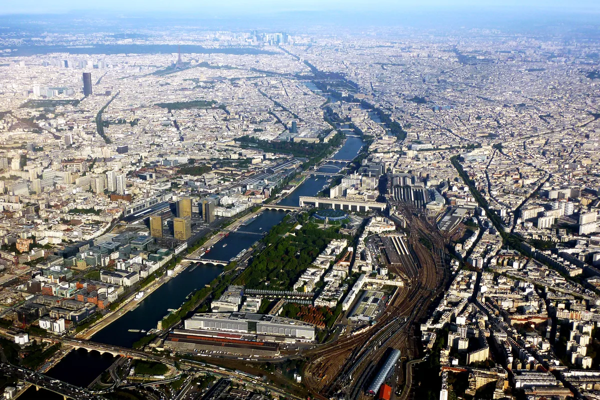 Paris 3-Course Gourmet Dinner and Sightseeing Seine River Cruise