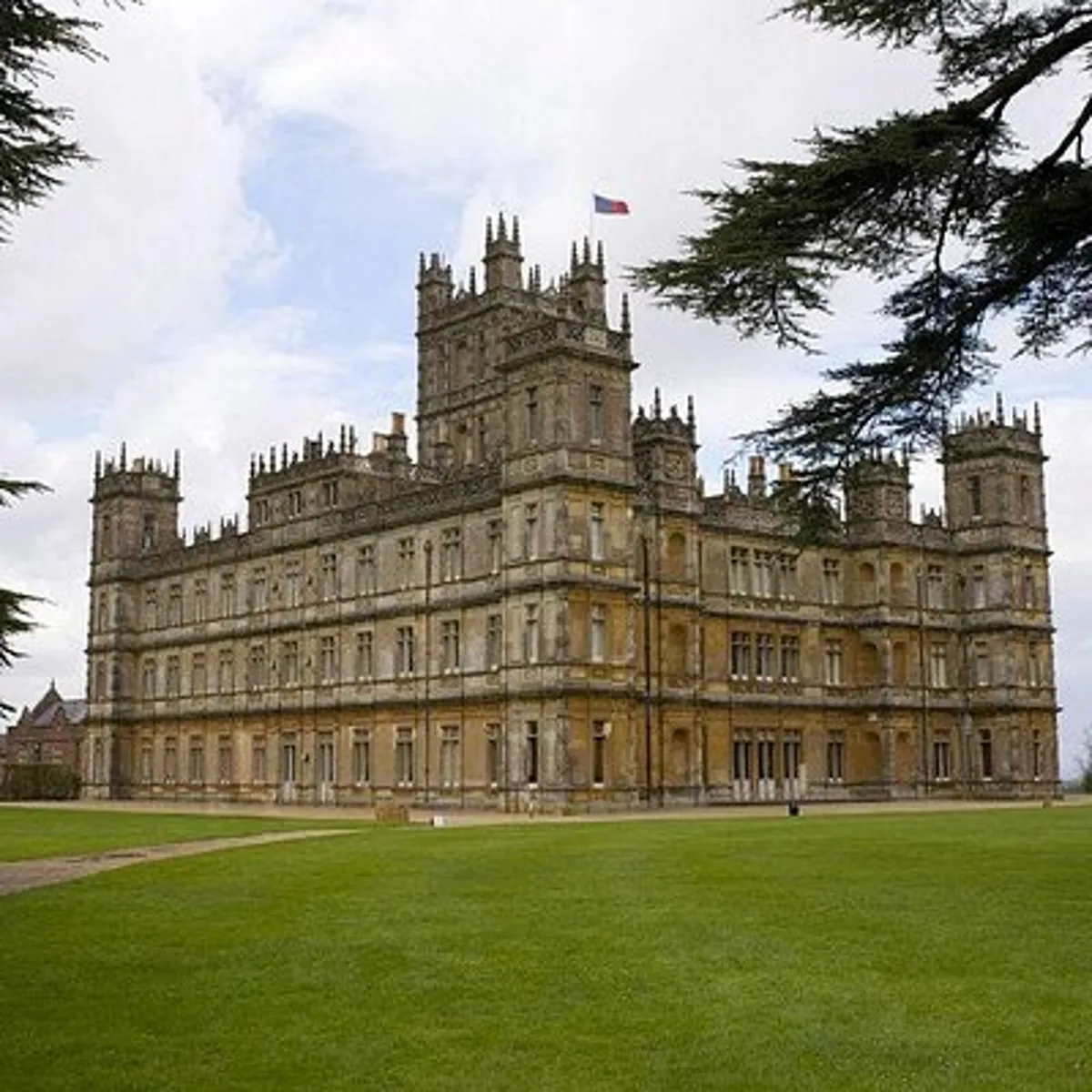 Downton Abbey and Highclere Castle Tour from London