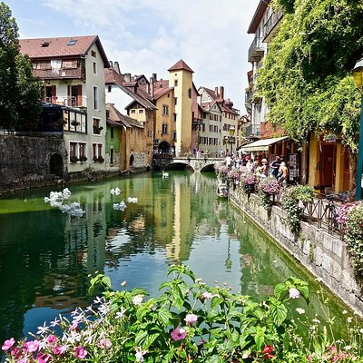 Private 2-hour Walking Tour of Annecy with official tour guide