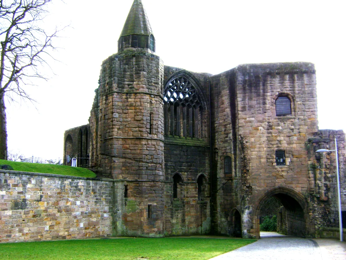 Rosslyn Chapel, Dunfermline Abbey and Stirling Castle 9-Hour Day Tour