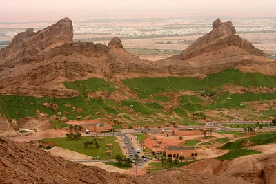 Al Madam Red Sand Safari in Dubai with BBQ Dinner and Traditional Show
