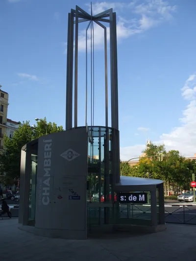 Madrid Tapas Crawl in Chamberí with 4 Drinks and Dinner, Small-Group by FLT