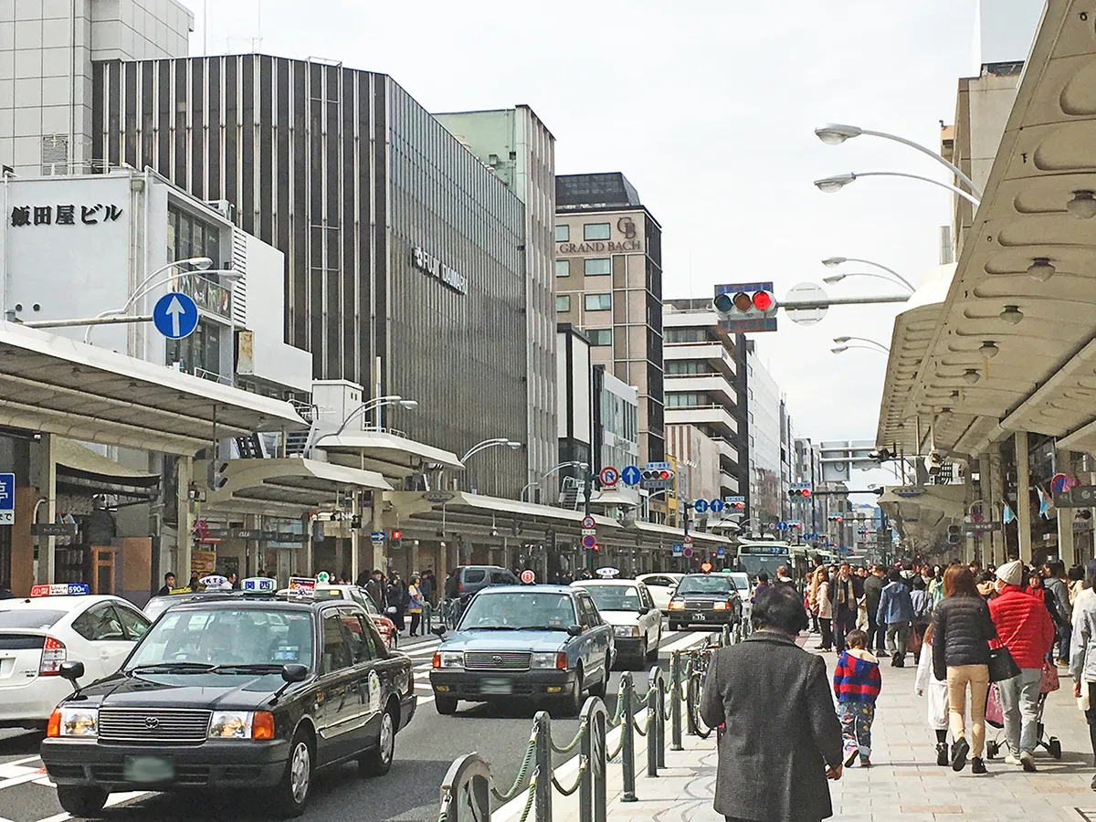 Kyoto Nishiki Market Walking Tour with 7 Tastings and Brunch