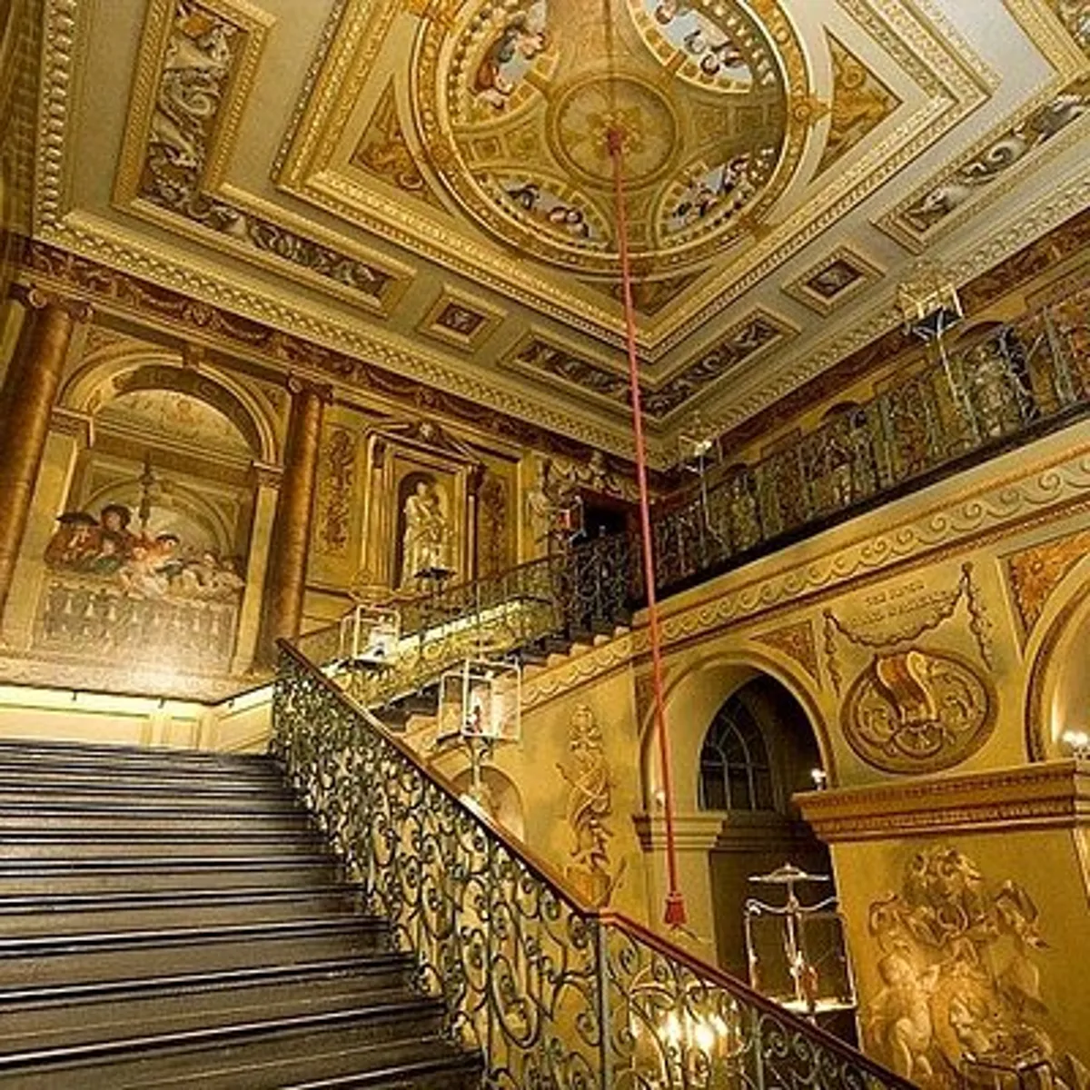 VIP Kensington Palace Gardens Tour & Royal Tea Crown Experience