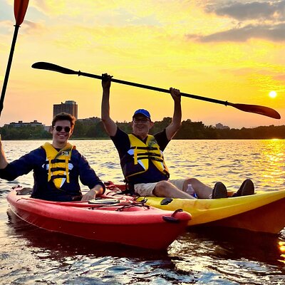 Sunset Kayak Tour in Downtown Ottawa and Gatineau
