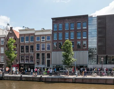 Amsterdam 2-Hour Canal Cruise with Drinks and Dutch Snacks