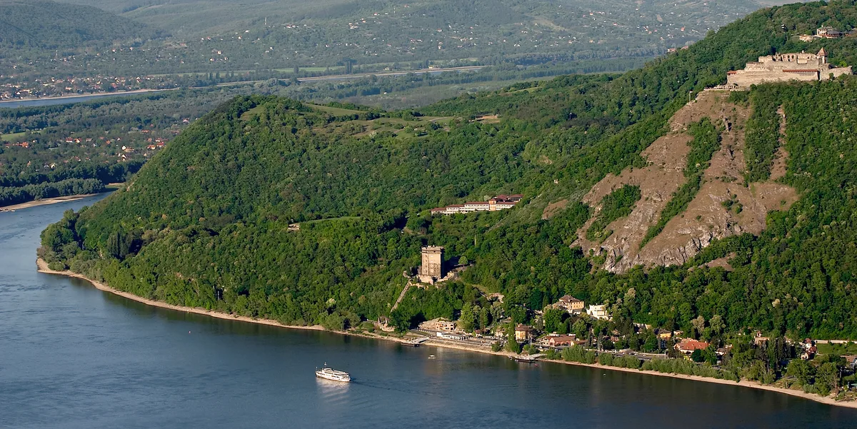 Budapest Danube Bend Full-Day Bus Tour with Lunch and River Cruise