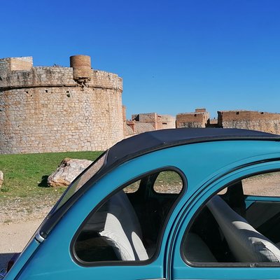 Excursions in guided circuits Pene boxes in 2 CV Citroën