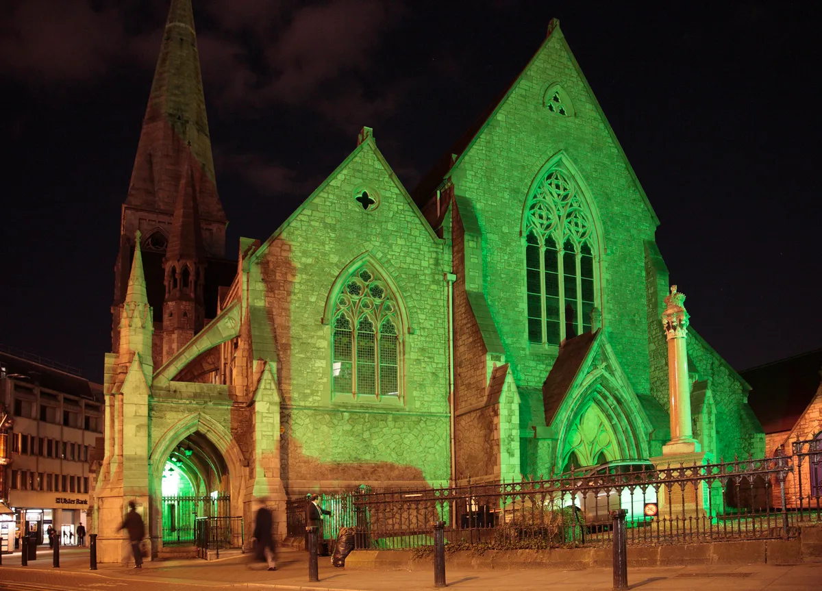 Giant's Causeway, Dark Hedges and Belfast 14-Hour Day Tour from Dublin