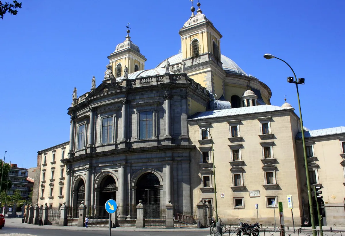 Madrid Welcome Tour in Eco Tuk Tuk Private with Local Guide and Pre-Selected Photo Stops
