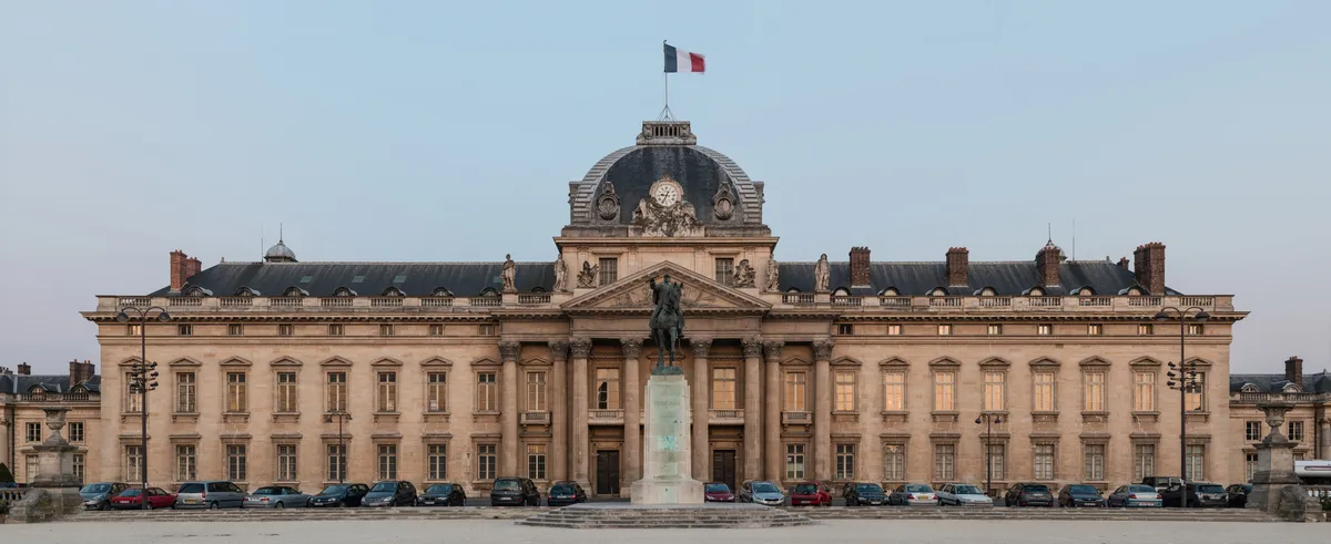 Paris 3-Hour Electric Bike Tour: Ecole Militaire, Place de la Concorde, Eiffel Tower