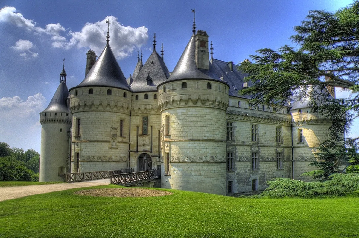 Loire Valley Private 1-Day Tour from Tours: Château de Chambord, Château de Chenonceau & Lunch