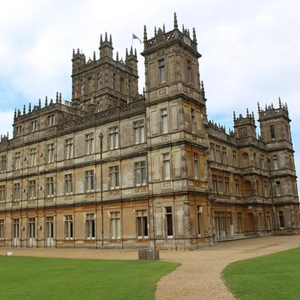 Downton Abbey and Village Small Group Tour from London
