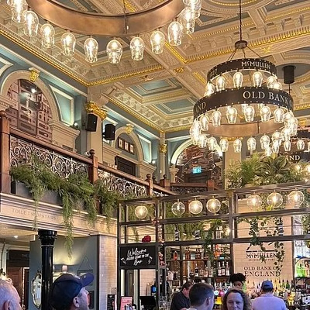 A guided group tour of the heritage pubs of the City of London