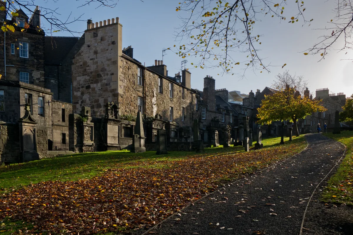 Private Old Edinburgh Tour in the Footsteps of Royals and Rogues