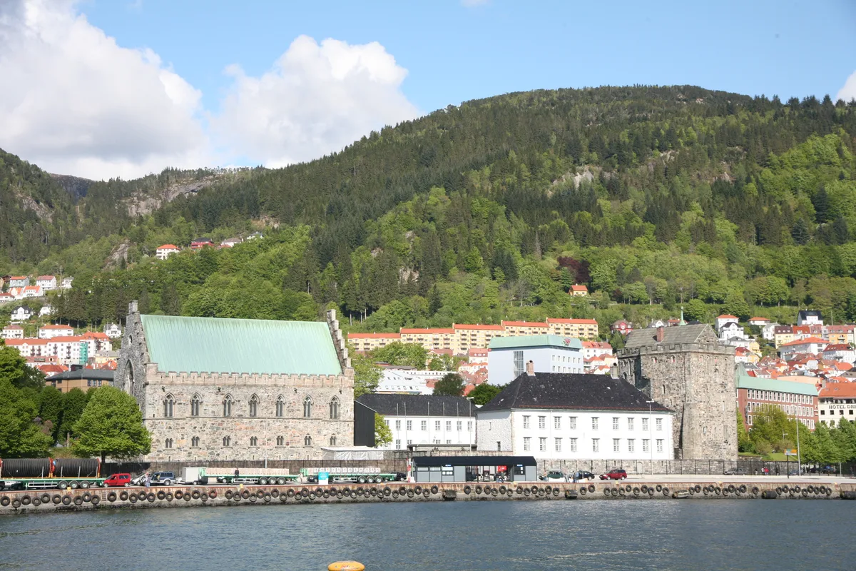 Bergen Walking Tour of the Past and Present Covering Bergenhus Fortress and Bryggen