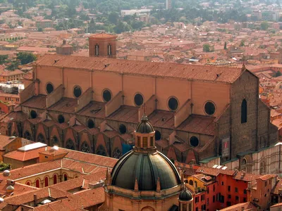 Bologna City Walking Tour with Basilica San Petronio and Archiginnasio Option