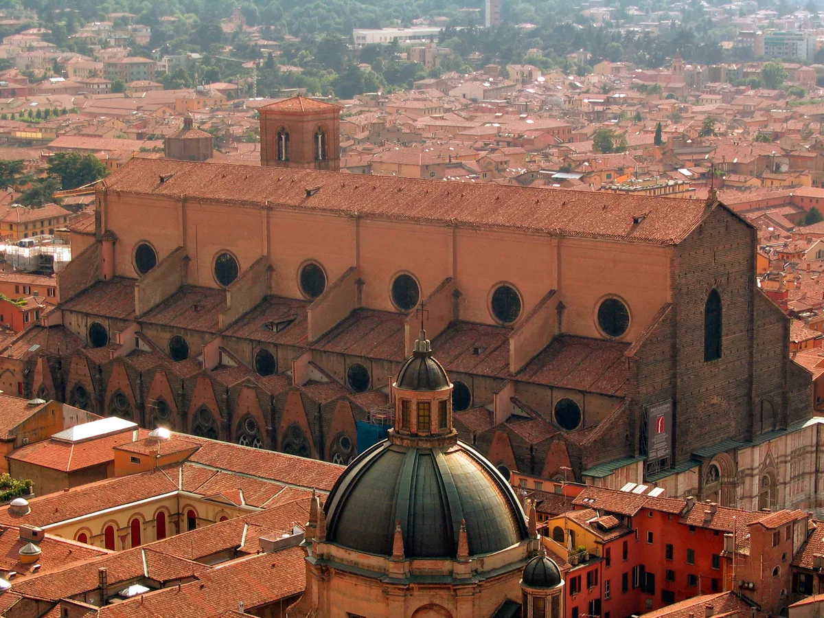 Bologna City Walking Tour with Basilica San Petronio and Archiginnasio Option
