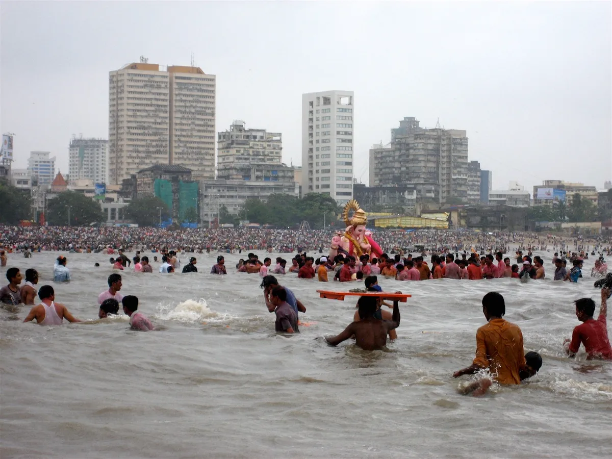 Mumbai Street Food and Night Markets 3.5-Hour Tour with Snacks