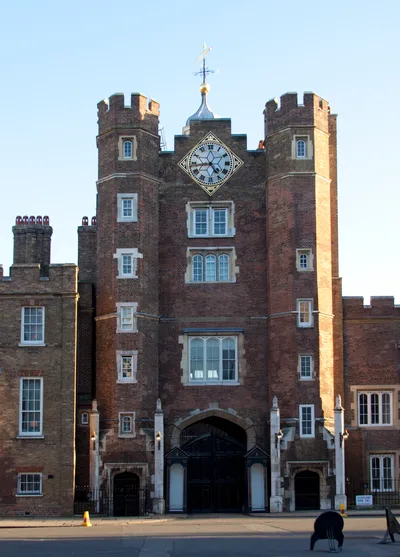 London Royal Historic Pubs Guided Walking Tour including St. James's Palace