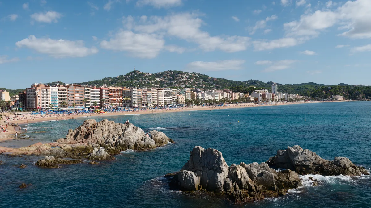 Costa Brava Day Sightseeing Tour with Boat Trip from Barcelona