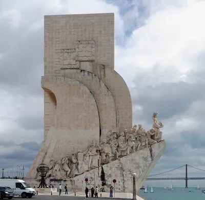 Lisbon 2-Hour Luxury Catamaran Sunset and Wine Cruise