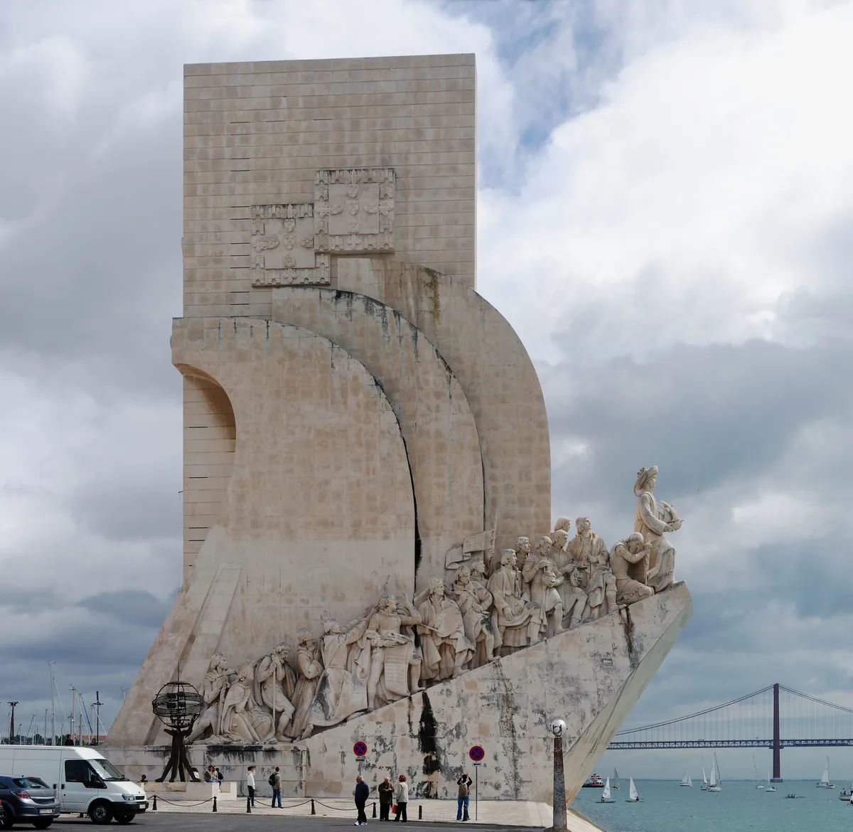 Lisbon 2-Hour Luxury Catamaran Sunset and Wine Cruise