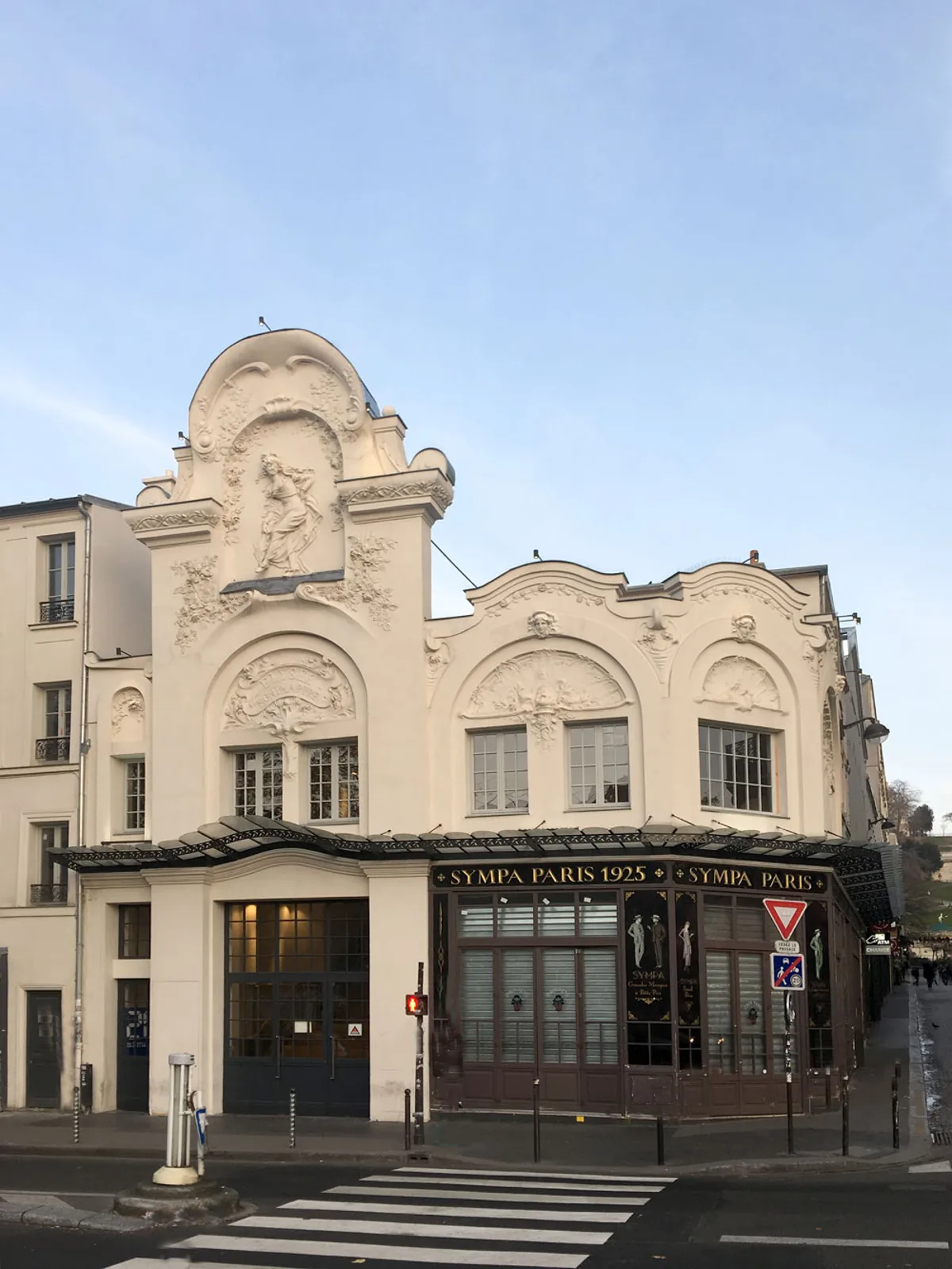 Paris Half-Day Guided Walking Tour of Eiffel Tower, Montmartre, Sacre-Coeur, Arc de Triomphe, and Top Sights