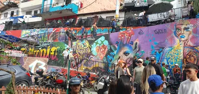 Guided Tour of Comuna 13 Medellín with Snacks and Carbonated Beverages Included