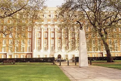 London 2-Hour Guided Cheese Food Crawl Walking Tour with Wine