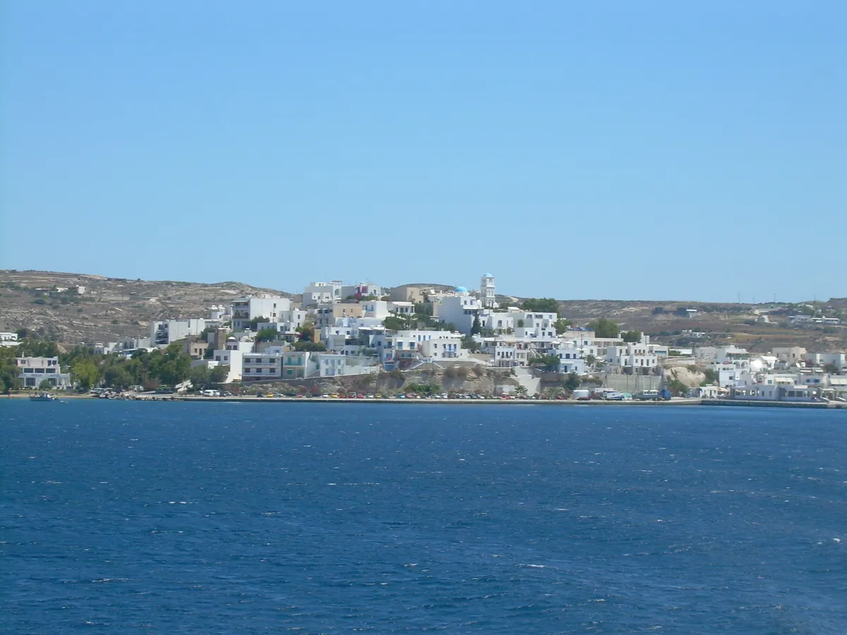 West Milos Sailing Boat Tour from Adamas: Kleftiko and Kalogries Beaches with Breakfast, Lunch, and Snacks