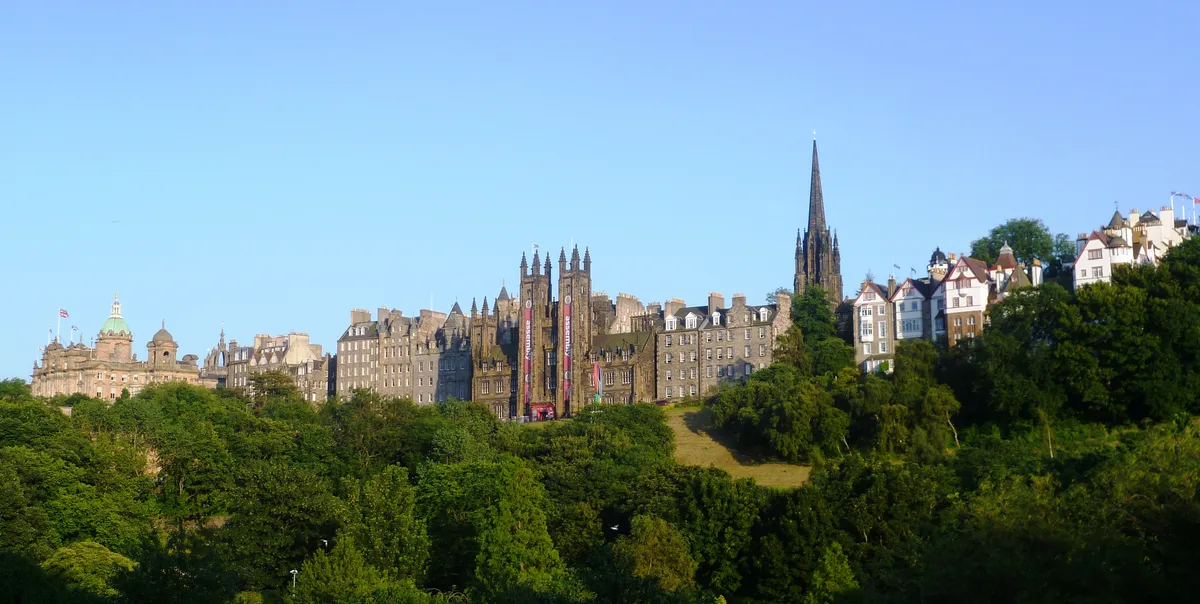 Edinburgh Old Town 6-Hour Pub Crawl with Free Shots and Discounted Drinks