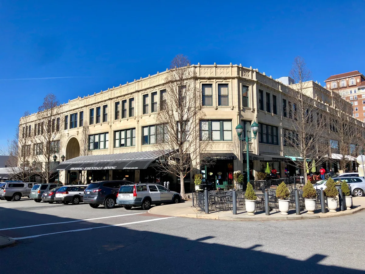 Asheville Downtown 2-Hour Tip-Based Sightseeing Walking Tour with Beer Sample and Private Leaf Global Arts Center Visit