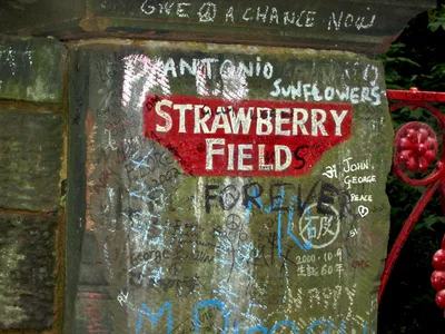 Liverpool Skip-the-Line Strawberry Field Visitor Experience Ticket with Media Guide