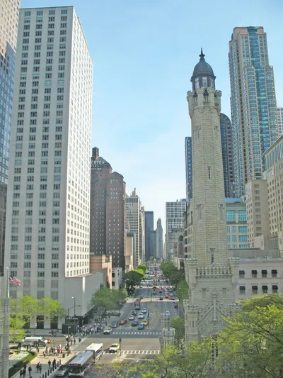 Chicago Neighborhood Pizza Bus Tour with Four Slices Included