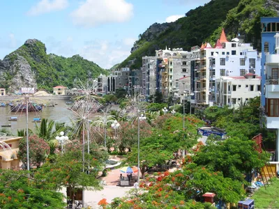 Lan Ha Bay and Ha Long Bay 2-Day Boat Trip from Cat Ba to Dau Be Island in Less Touristy Areas