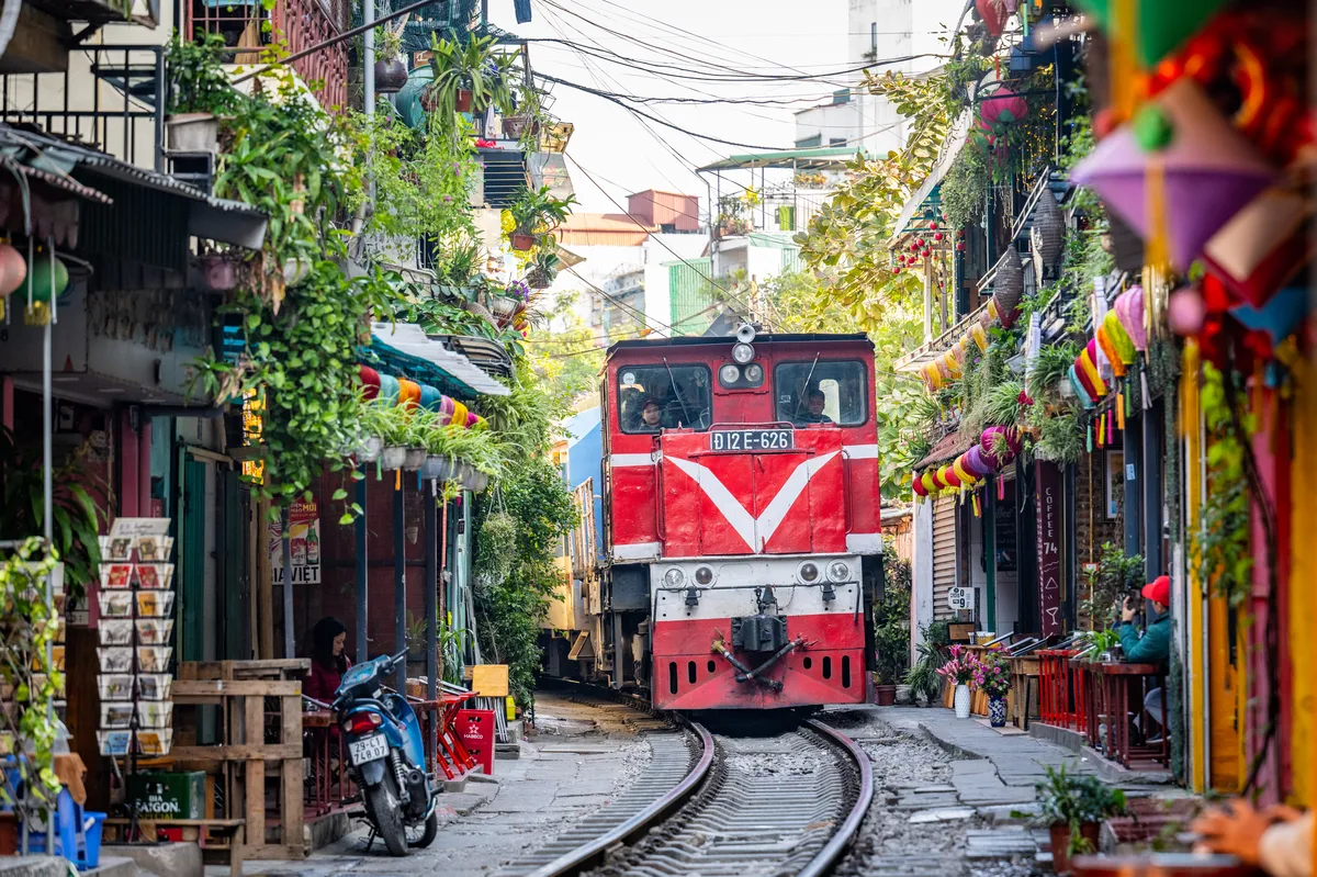 Luxury Full-Day Ninh Binh Tour from Hanoi with Boat Ride, Cycling, and Lunch