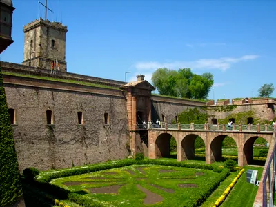 Barcelona and Montserrat 8-Hour Semi-Private Tour with Pickup